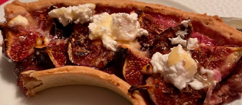 Tarte aux figues, fromage de chèvre et miel